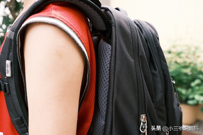 多特学生书包视频,多特背包背娃