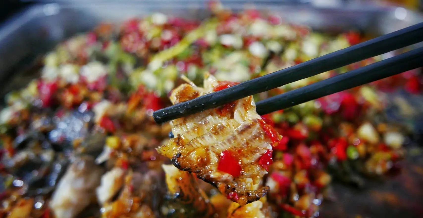 来万州吃一次正宗万州烤鱼,万州烤鱼什么味道正宗好吃