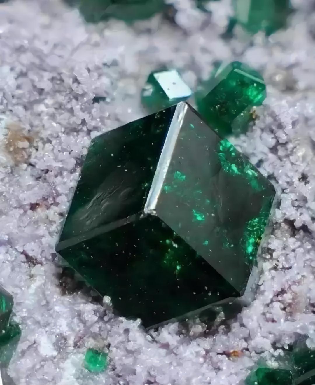 石榴石是什么档次的宝石,石榴石明星