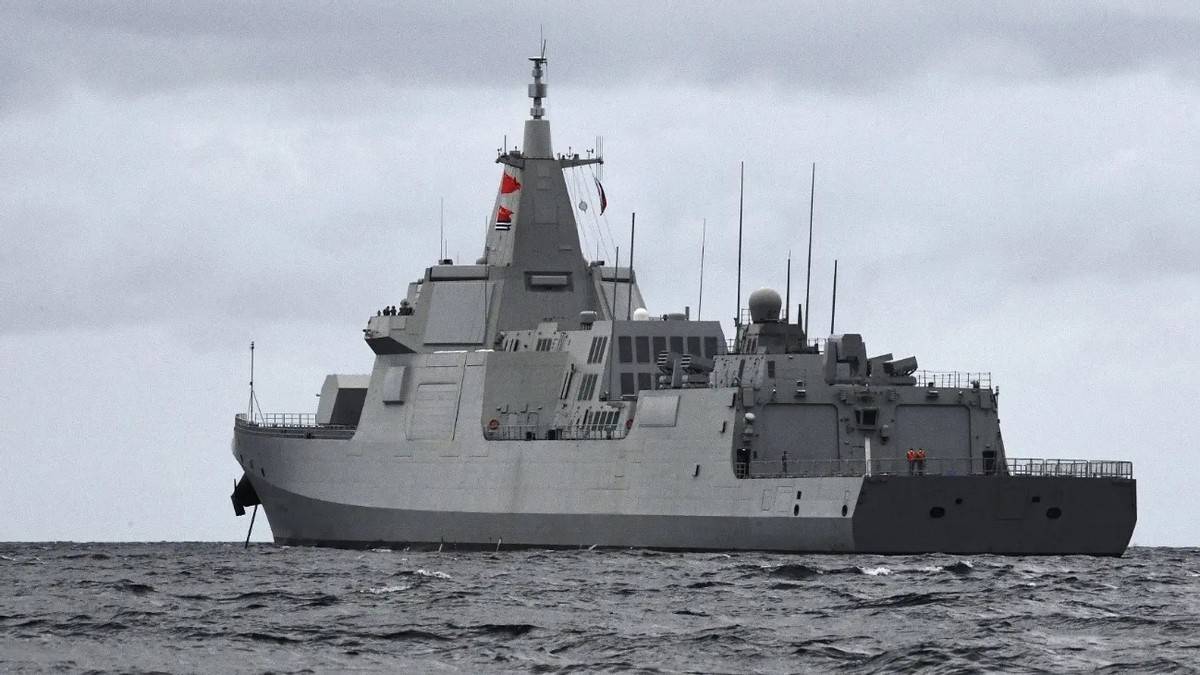 向解放军学习！俄官兵登上052D，在垂发前驻足，笔记本写满要点