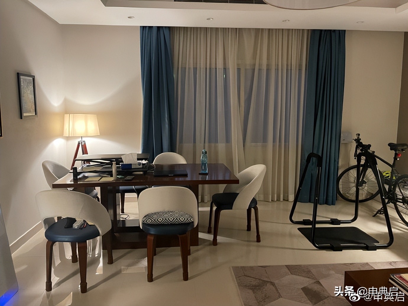 在沙特的精英白人汤姆斯，讲究到回家换三套衣服，入乡随俗也封斋