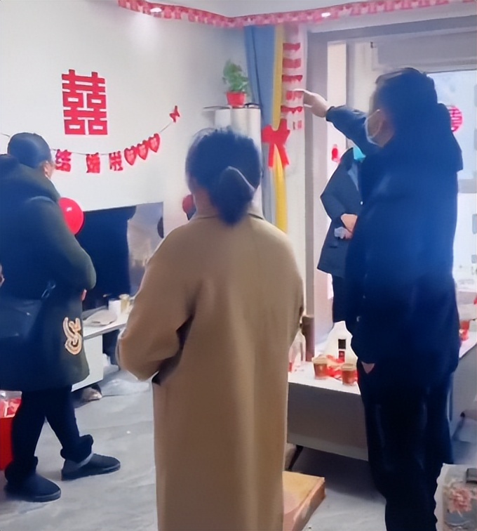 结婚当天新娘在婚房里和伴郎接亲,婚礼当天新郎竟然不来接亲