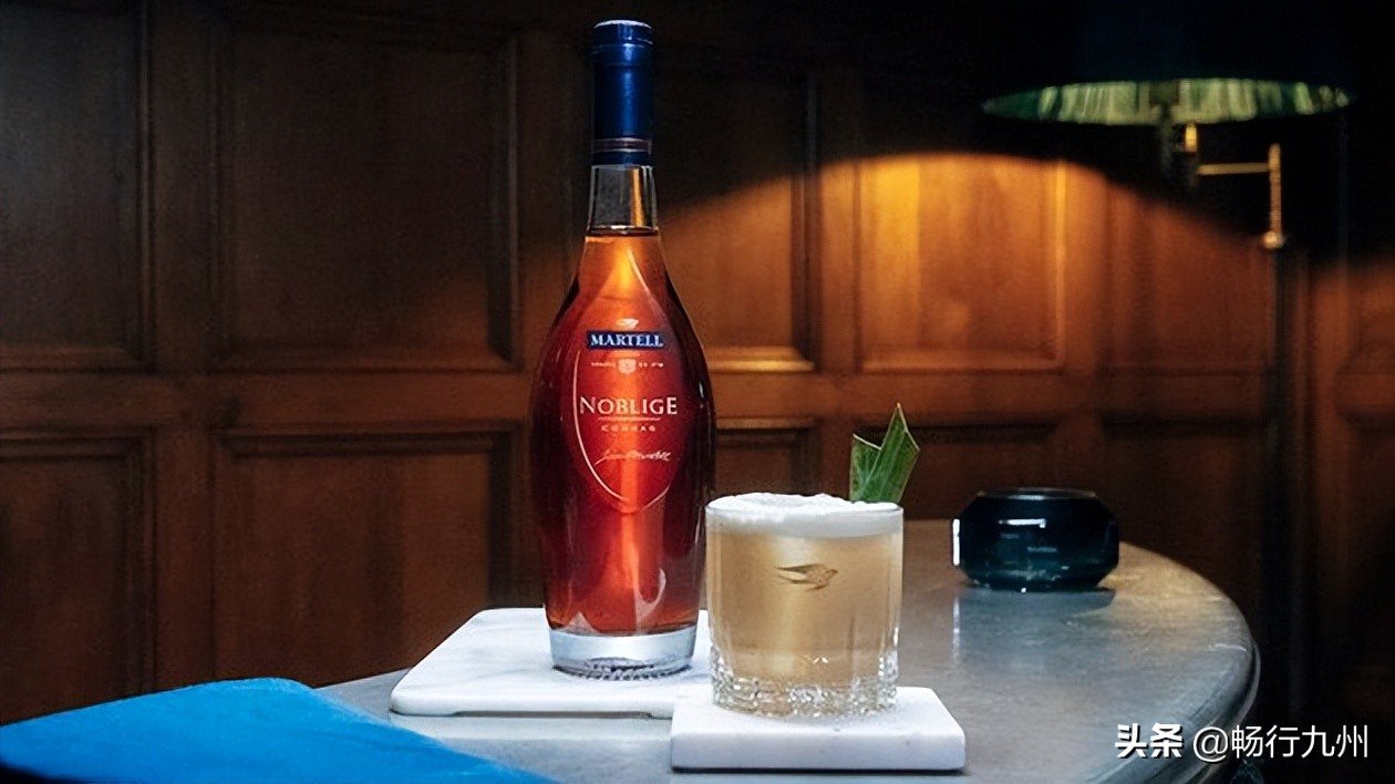 为爱人挑选心仪的礼物,用心挑选礼物的男人