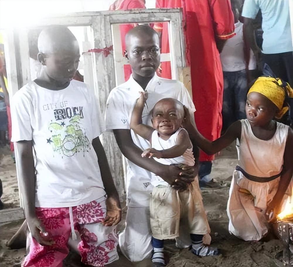 2016年，那个被白人美女喂水喝的2岁非洲小男孩，后来怎么样了？