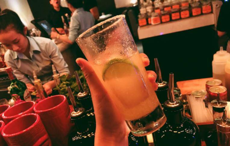 她，从18岁冠军沦为应召女郎，日本民众心碎感叹：亲爹害了女儿!