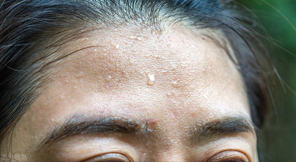 男生额头鼻头出汗,额头出汗手心脚心热怎么回事