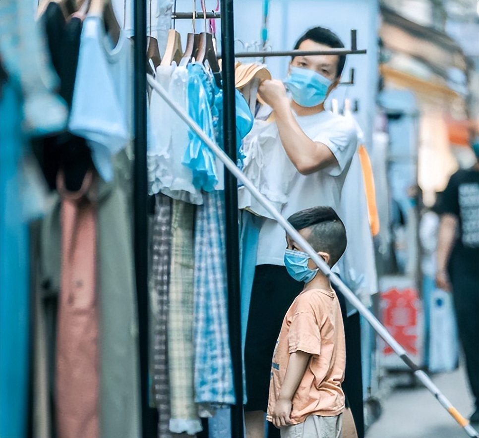 路边摊便宜的衣服哪来的,路边摊10元衣服从哪里来