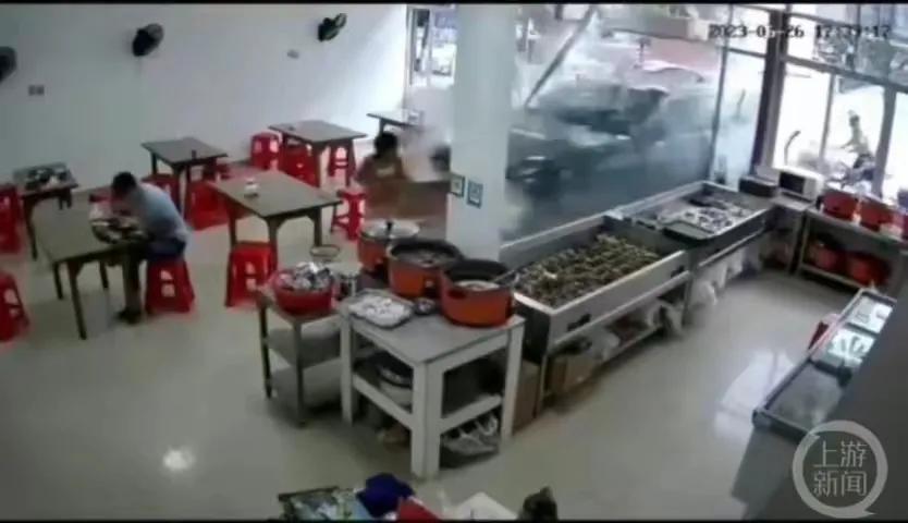 新能源汽车冲进餐馆撞飞2人后续,福建泉州新能源车撞人