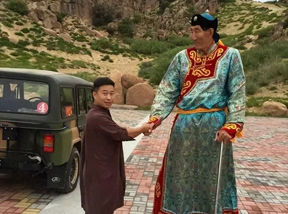 2.3米巨人鲍喜顺57岁,中国第一巨人鲍喜顺身高