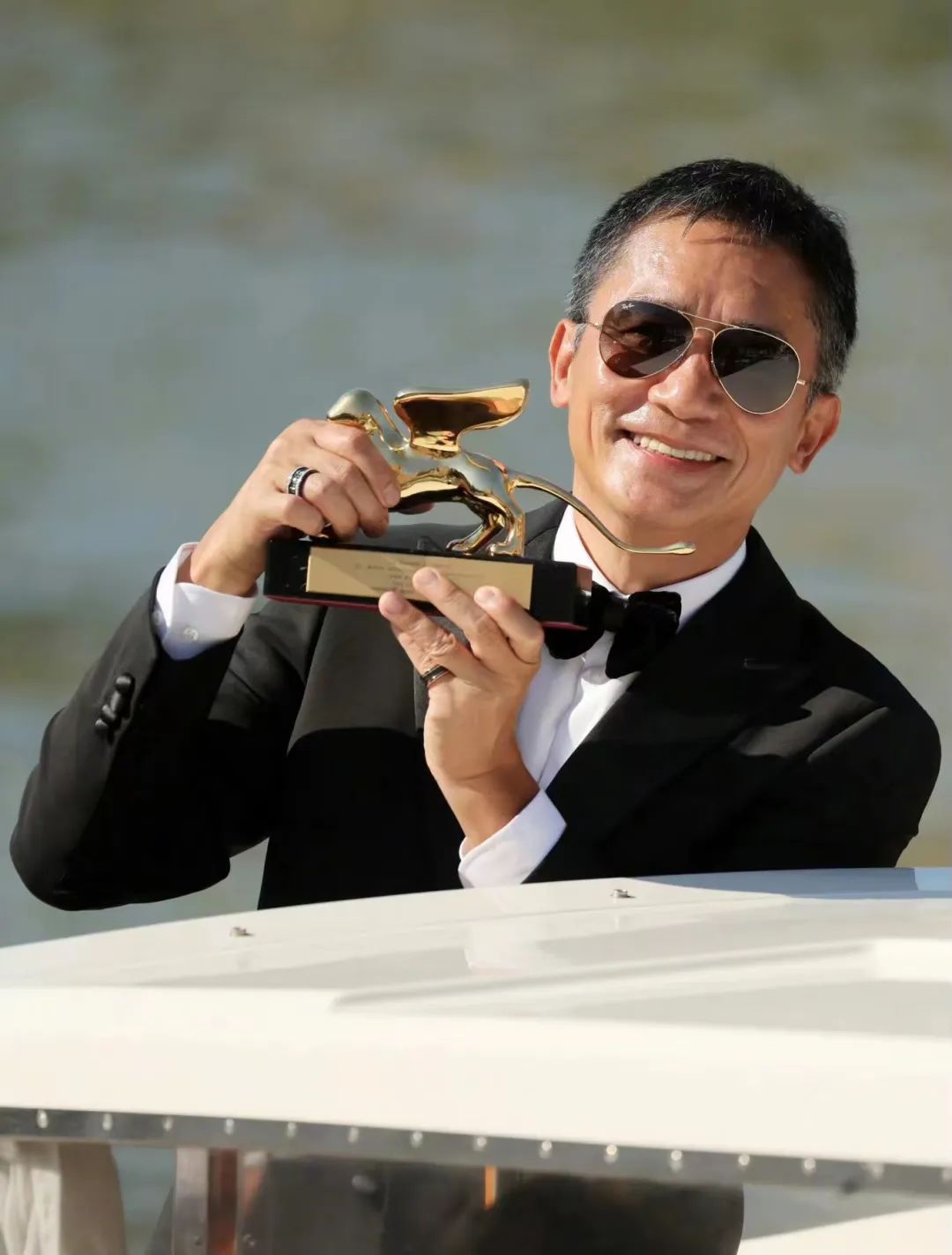 刘嘉玲与梁朝伟恩爱合照穿小香风,刘嘉玲梁朝伟红毯动图