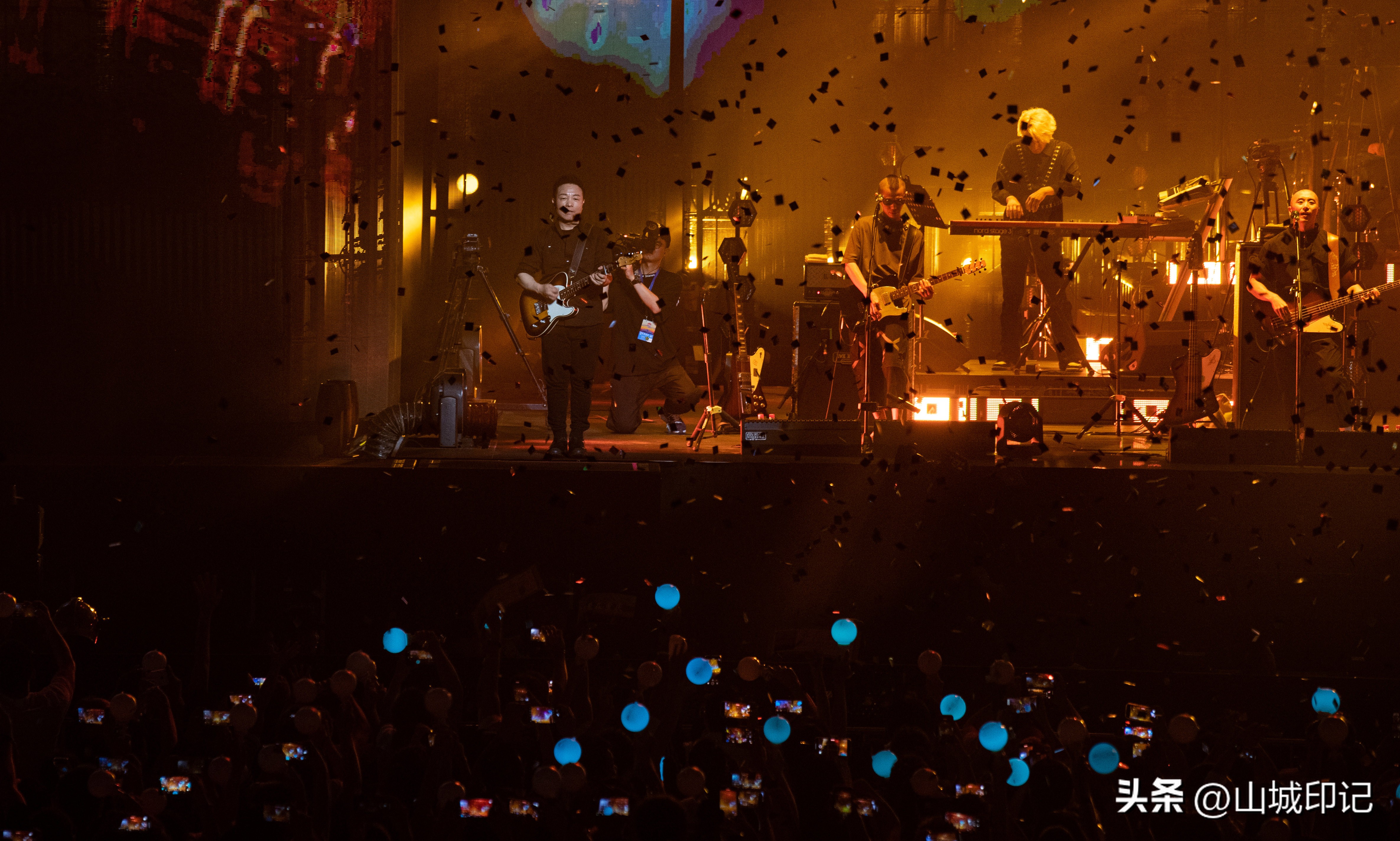 许巍无尽光芒演唱会重庆站故乡,归来依旧少年完整视频