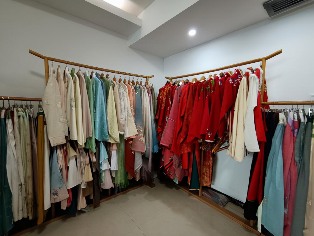 顺便科普一下唐朝的礼仪手势,相揖礼和叉手礼