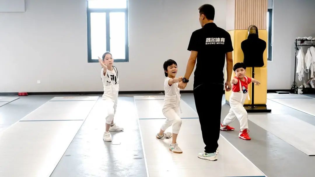 儿童击剑运动员下肢力量训练,少儿运动击剑