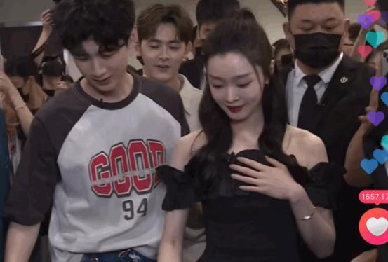 白敬亭穿白色背心抱宋轶,白敬亭宋轶穿同款衣服秀恩爱