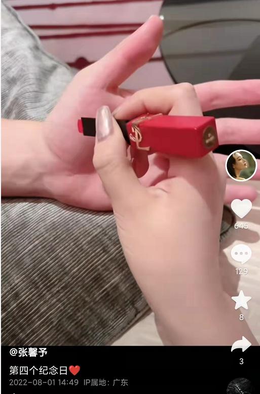 张馨予练舞摔倒,张馨予摔倒的瞬间