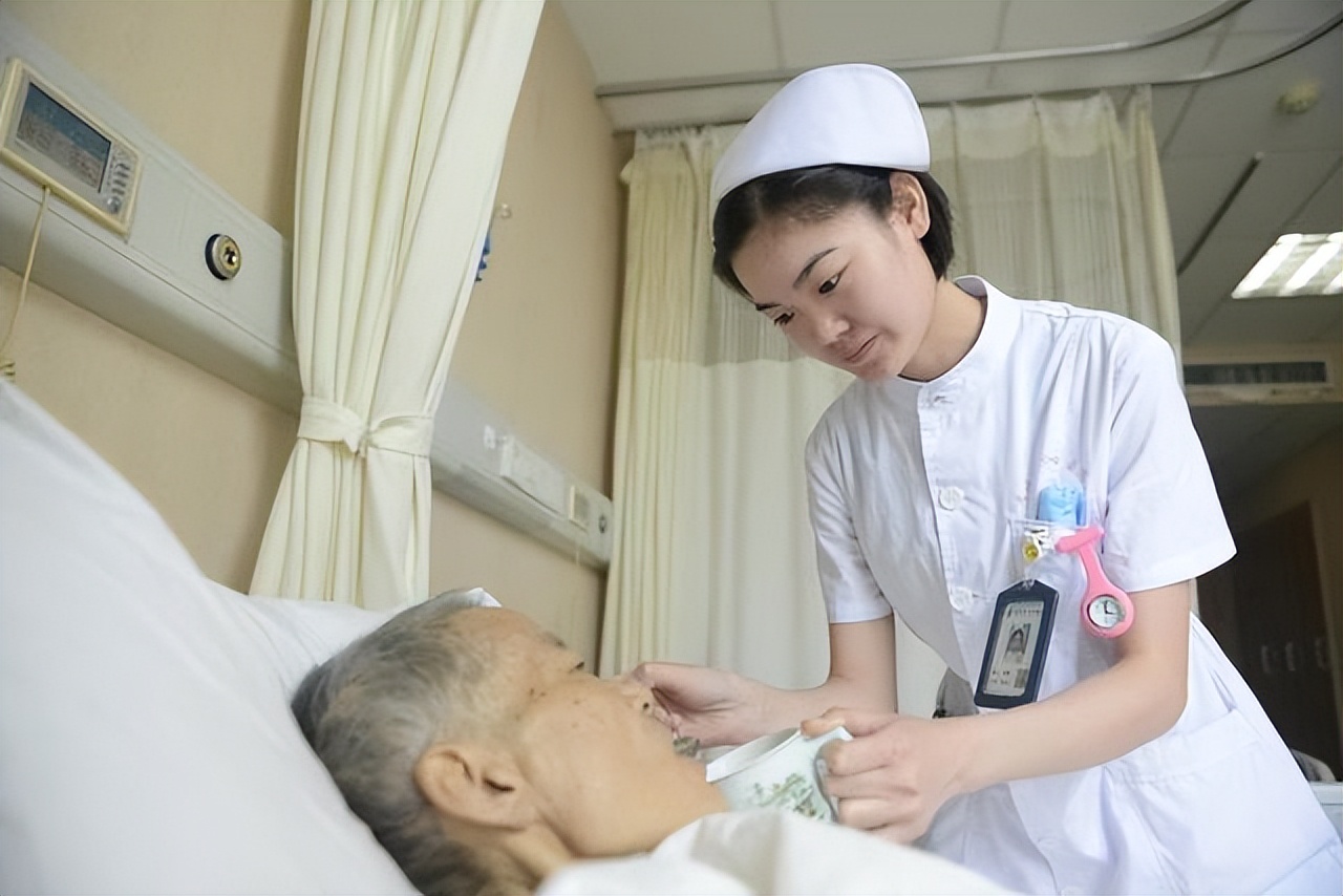 女护士处理男患者隐私部位，会感觉尴尬吗？过来人说出实情