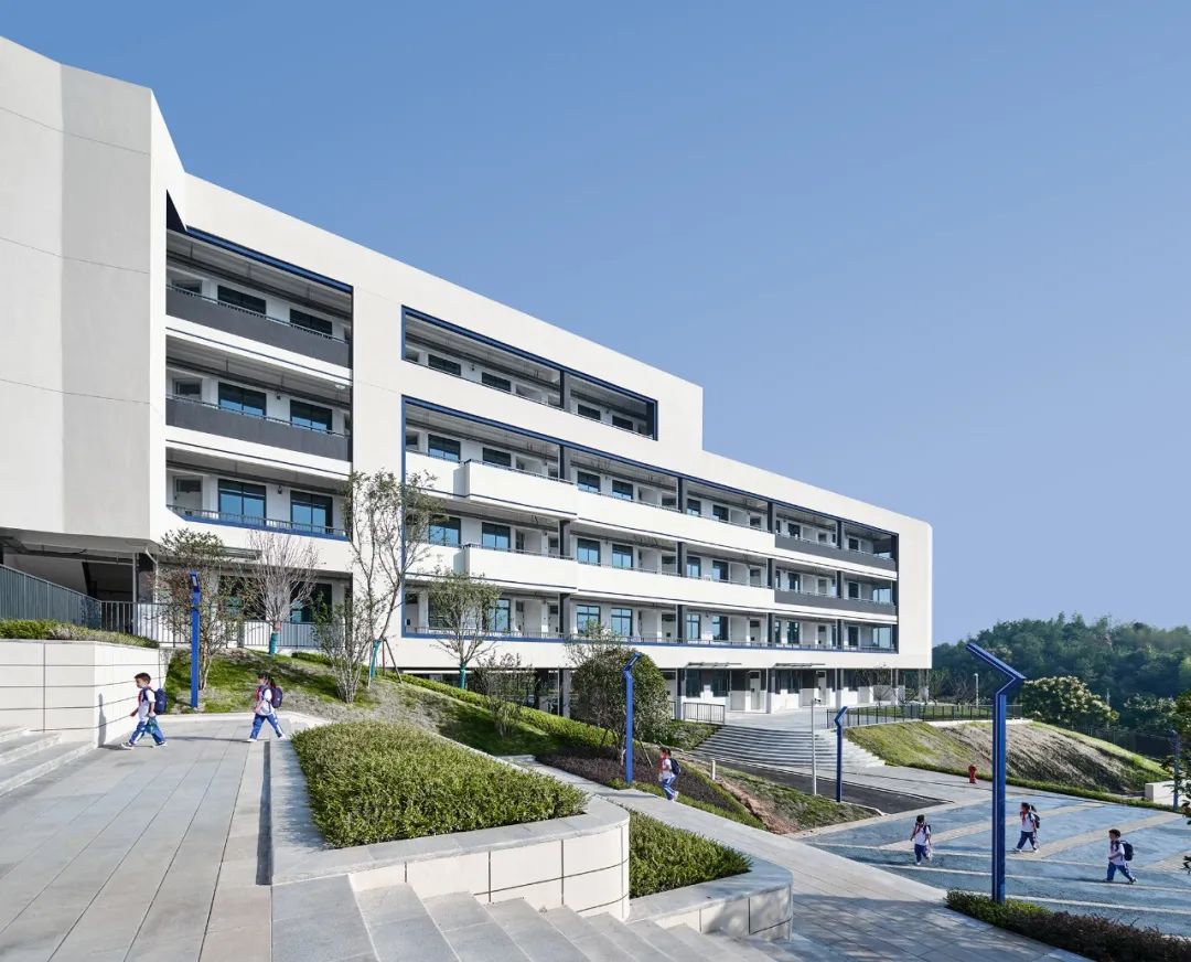 九年一贯制学校设计,阶梯式学校效果图