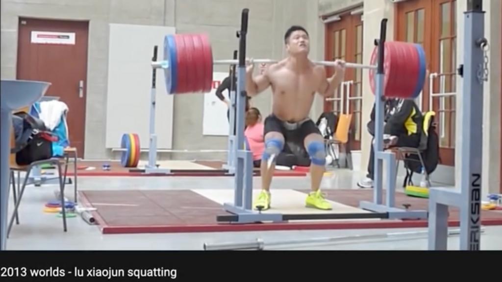 深蹲膝盖内收该如何矫正,深蹲膝盖内扣很疼该怎么改正