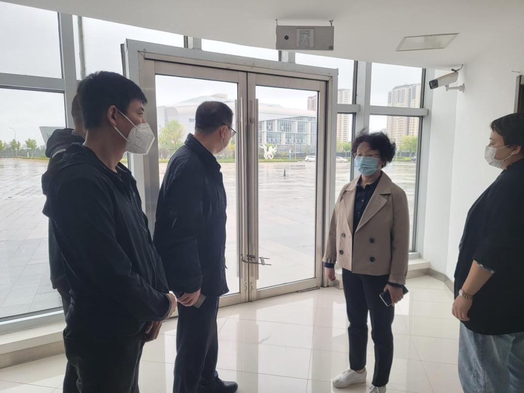 县长王桂冰暗访检查疫情防控工作,调研雪场安全生产疫情防控