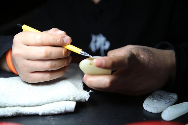 玉雕承载了中国人哪些文化,玉雕走仿古还是现代玉雕