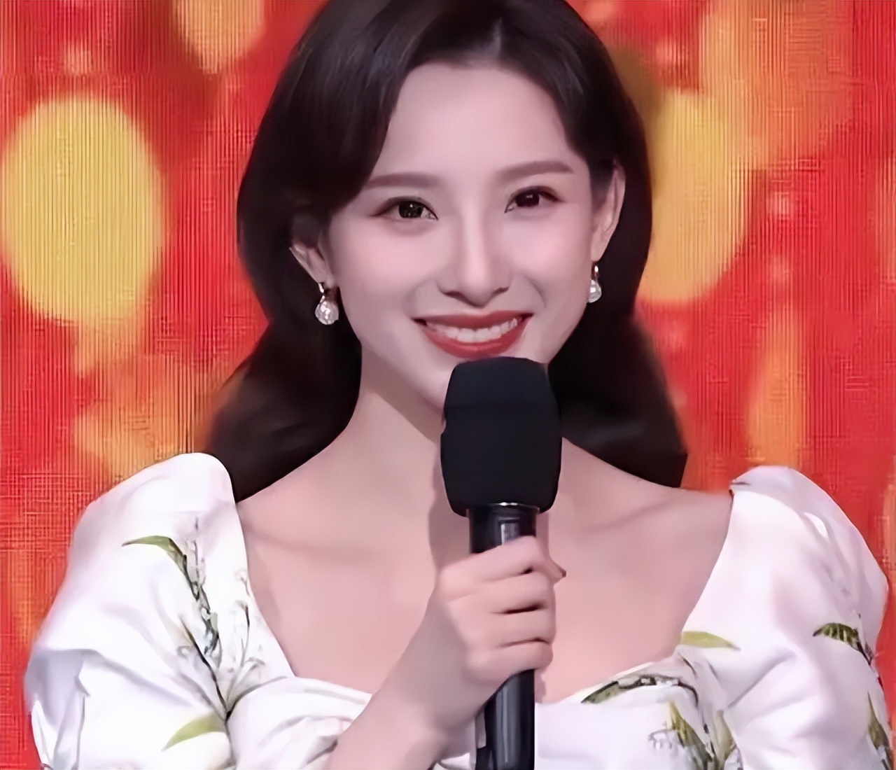 女主持人马凡舒简介,马凡舒央视女主持