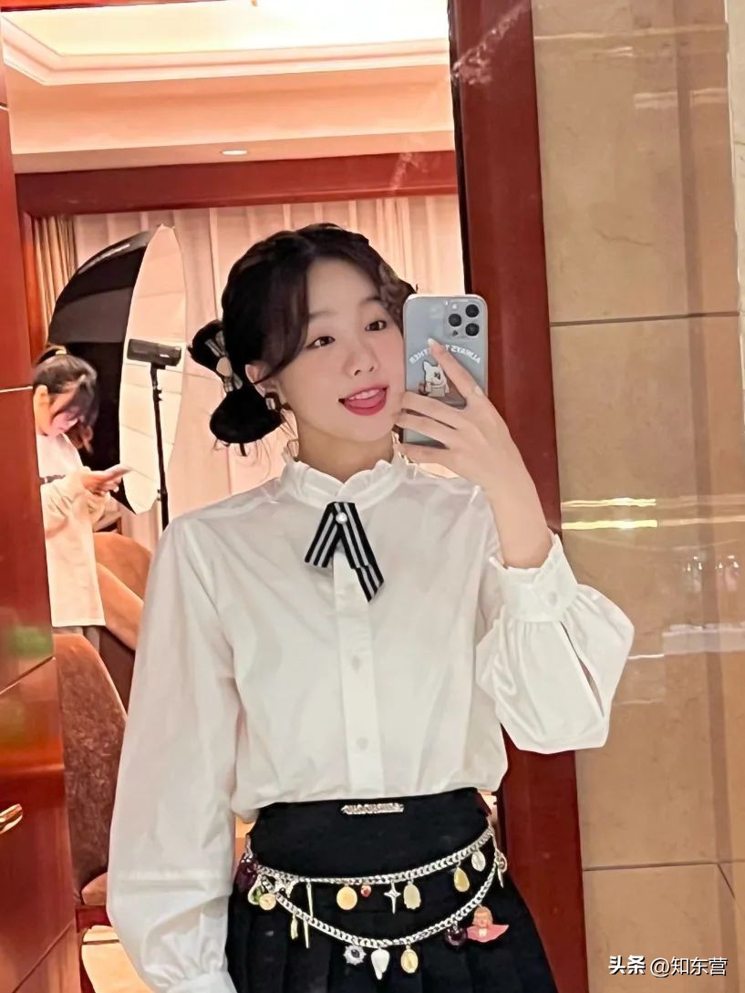 冬天披发好看又显脸小的发型,冬季干净利落减龄的发型