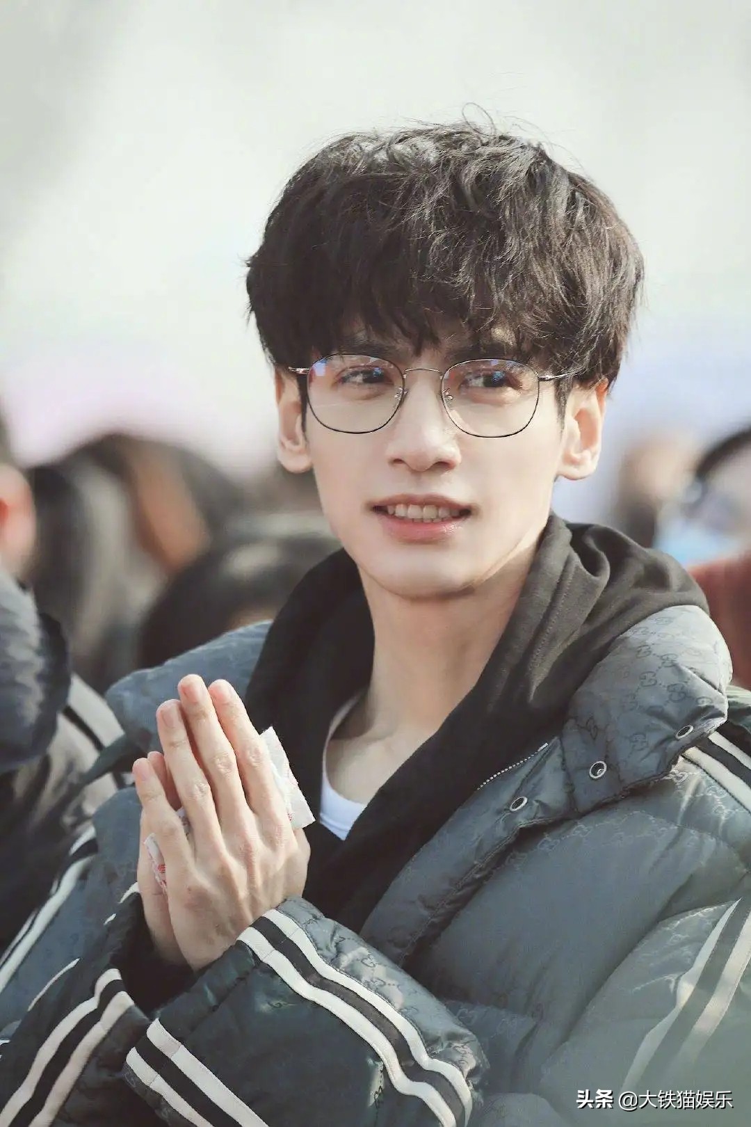 眼镜杀也挑人！这18位男星，有人戴上像撕漫男，有人秒变隔壁大爷