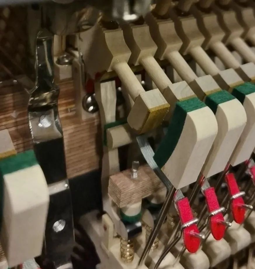 实木顶杆和ABS塑料哪个好？尚音琴行告诉您