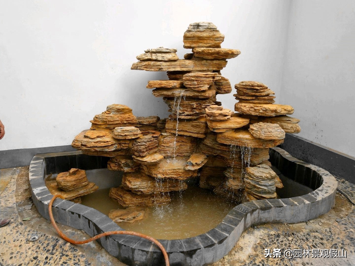 锦鲤鱼池庭院假山流水,庭院鱼池养锦鲤的正确方法