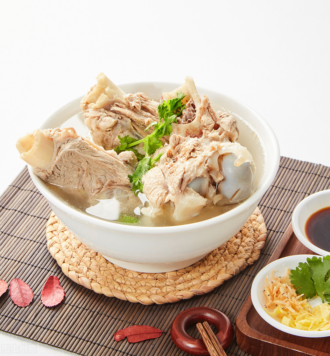 炖大骨头汤时，直接倒水就“废了”，多加一个步骤，汤白不腥