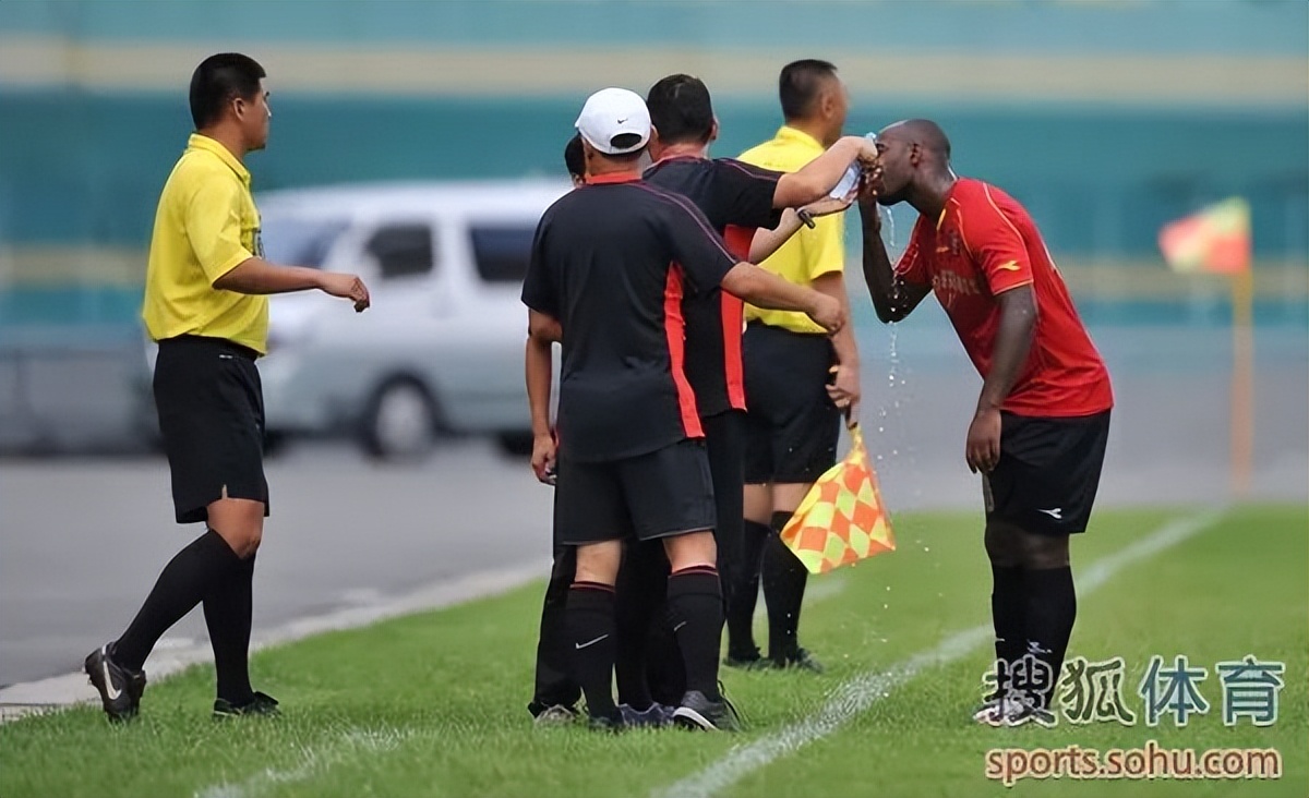 布里斯小传丨年少父亲踢球养家，法甲射手定居成都