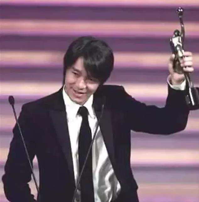 周星驰：站在神坛上看江湖，从星仔到星爷，他还是那个“死龙套”