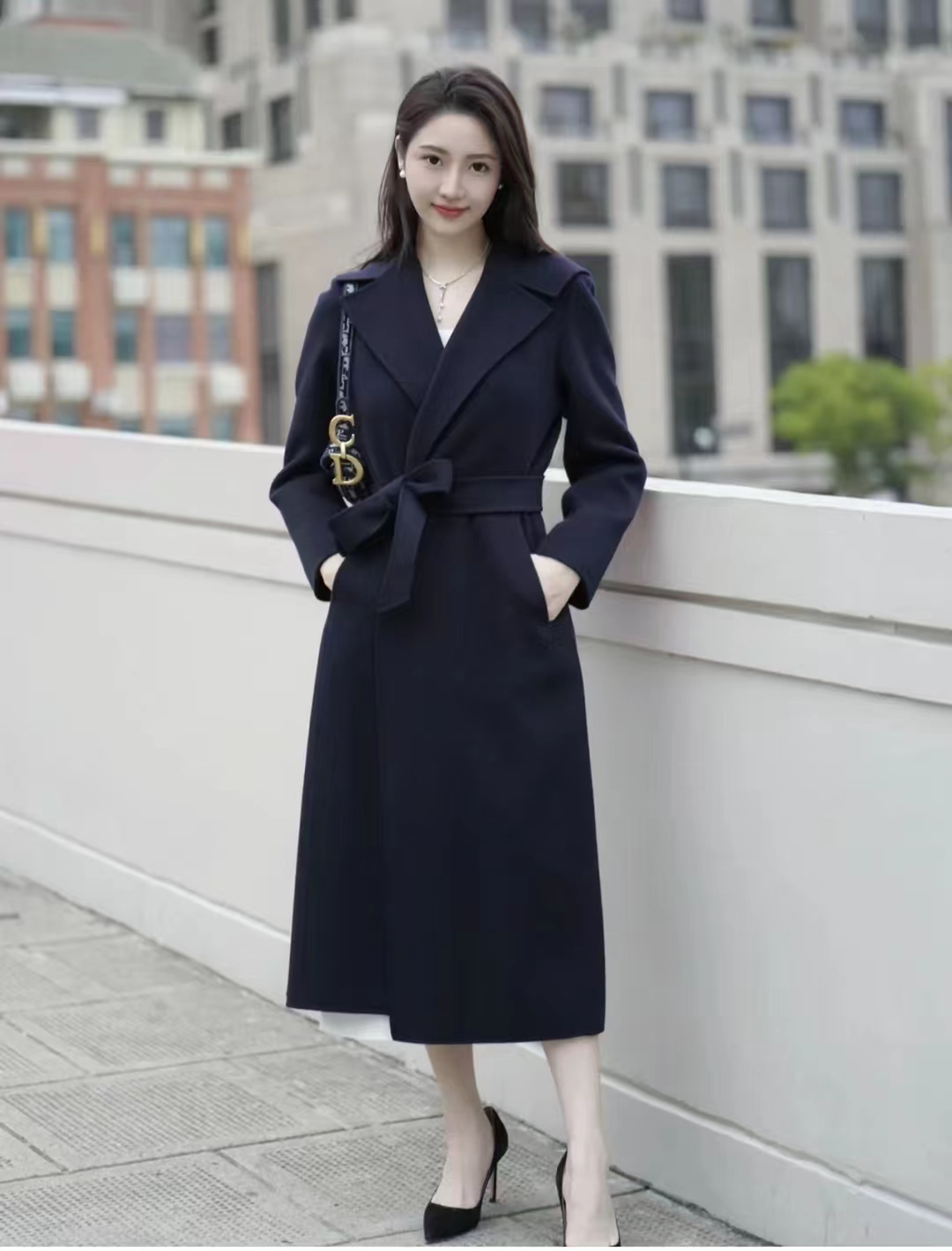 黑色大衣搭配什么颜色毛衣显高级,深棕灰色格子大衣怎么穿出高级感