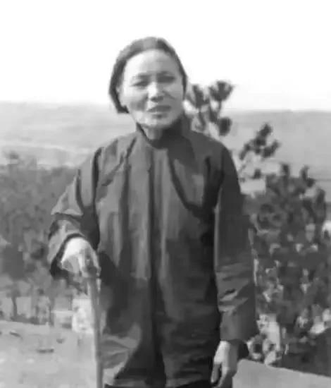 1952年，一女子找*小平邓**喊冤，邓公听后大怒，严惩当代“陈世美”