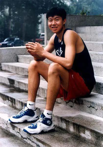 王治郅娶小13岁妻子,追风少年王治郅nba大杀四方