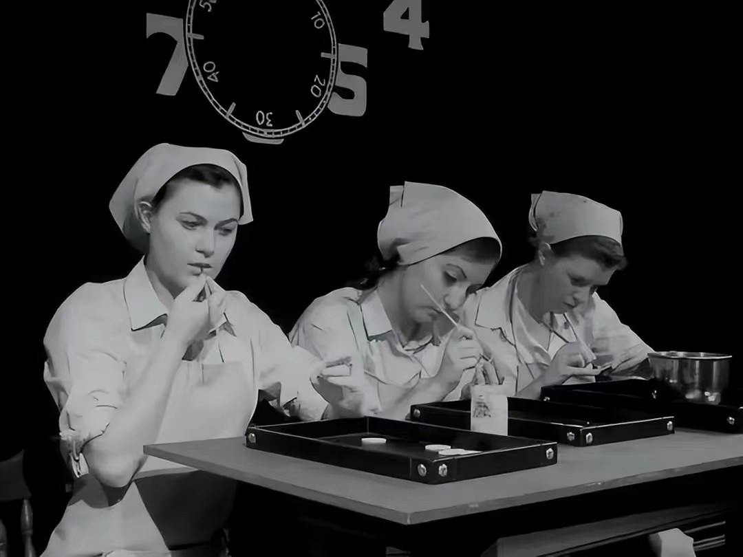 男子喝核辐射水下巴糜烂惨不忍睹,美国男子三年喝下1400瓶核辐射水