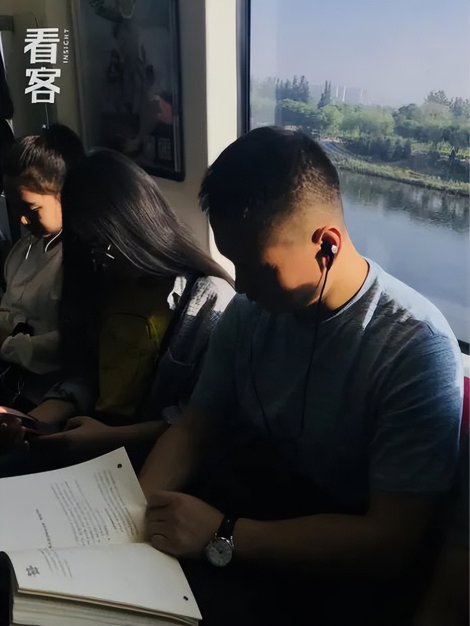 北京通勤路上，她用镜头记录2000个捧着书的人