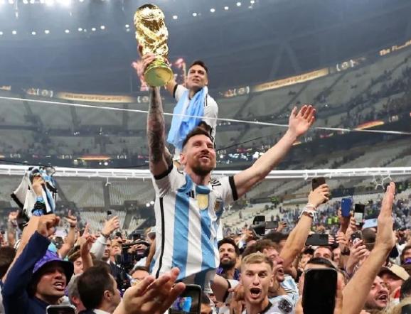 梅西和c罗的高光时刻,c罗梅西时隔16年再次同时晋级8强