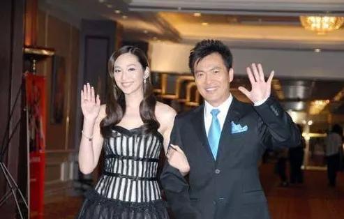 黄健翔前妻是端盘子的吗,足球解说员黄健翔现任妻子