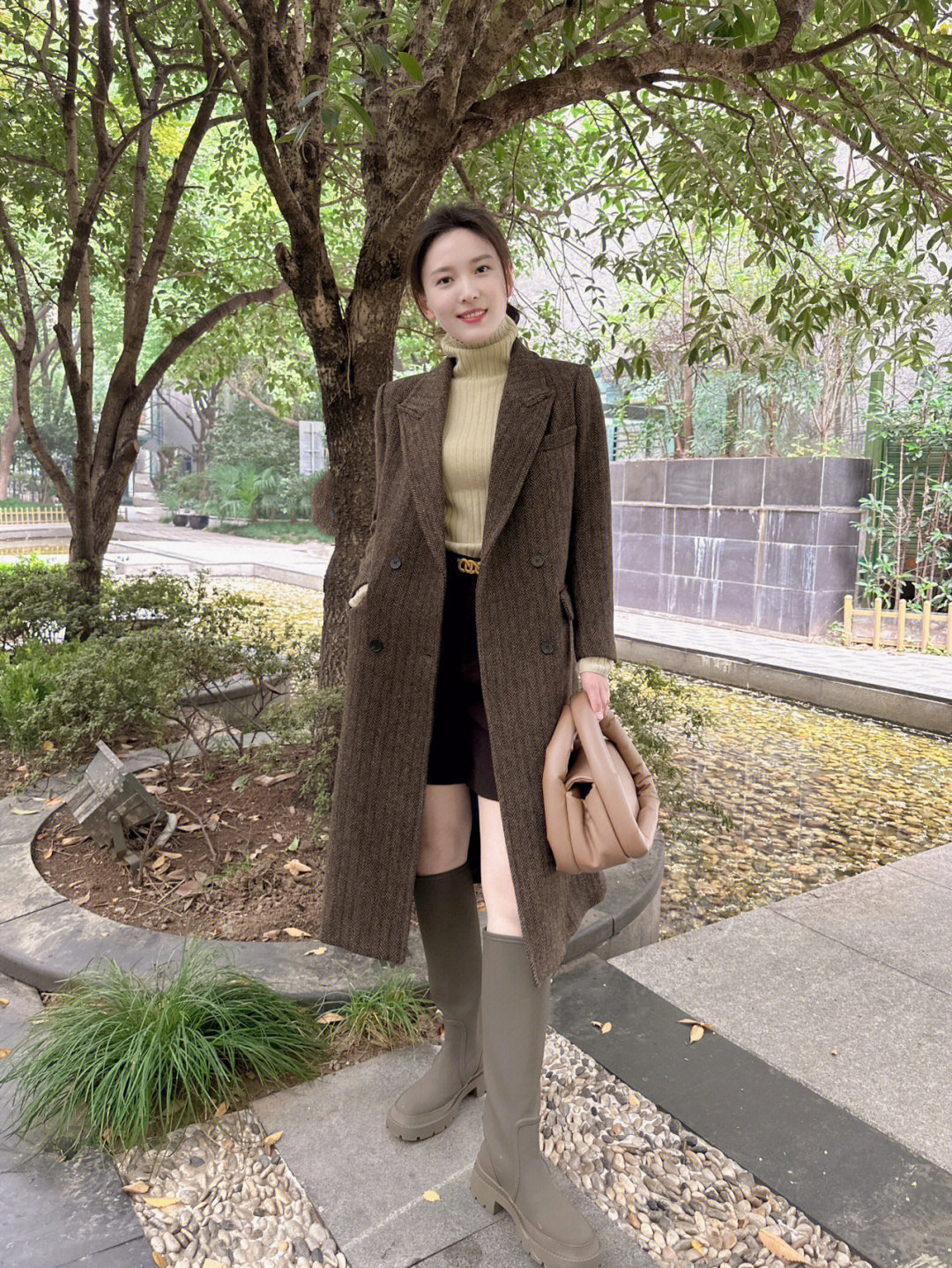 今年最实用的大衣穿搭技巧,牛仔拼接假两件针织衫搭配大衣