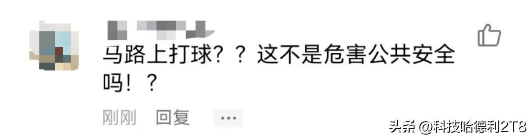 一对男女在马路中央打羽毛球,夜晚两人在马路上打羽毛球