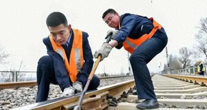 上海铁路上班一个月工资多少,上海铁路职工收入