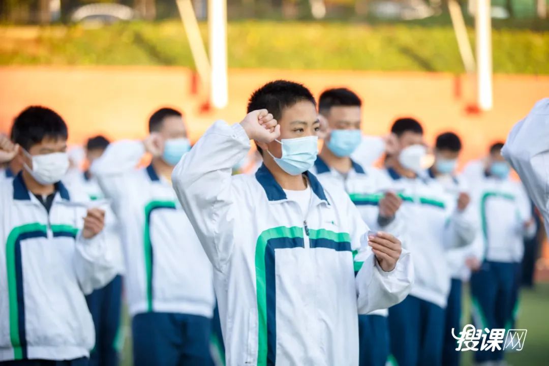 3000多名师生传递国旗为祖国庆生,开学典礼百人传旗