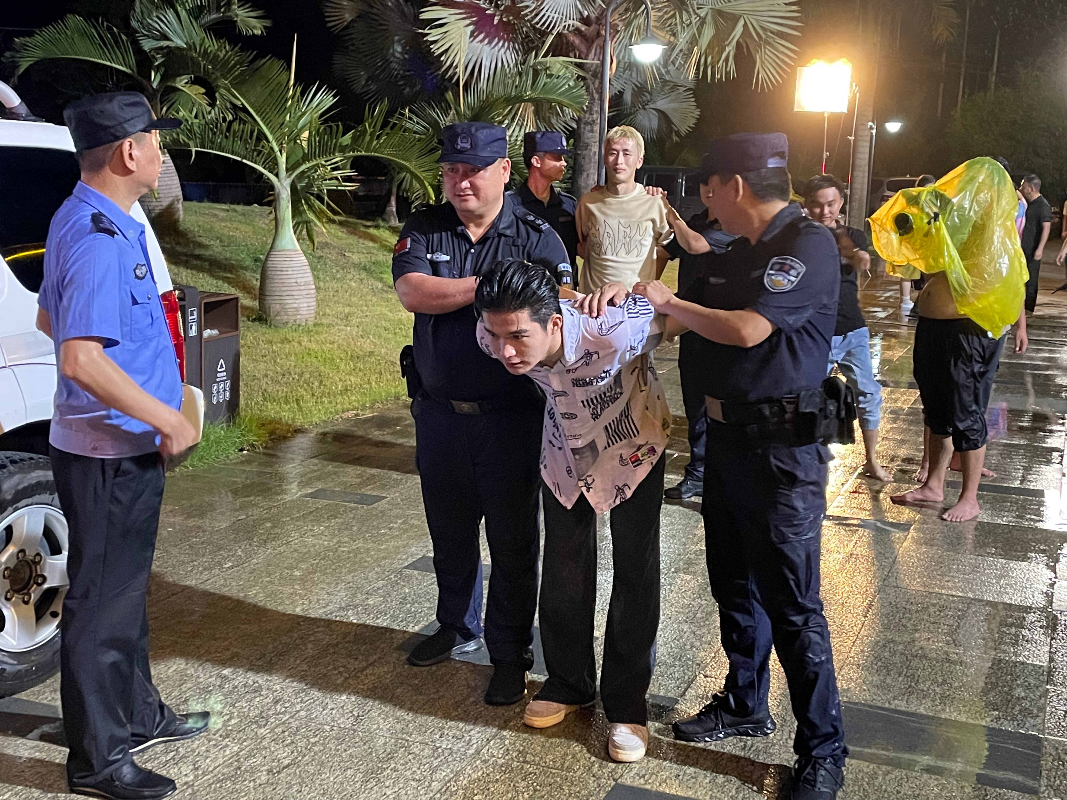 五指山市人民法院普法微电影《解套》高清剧照释出,首部“套代购”题材影片引爆期待值