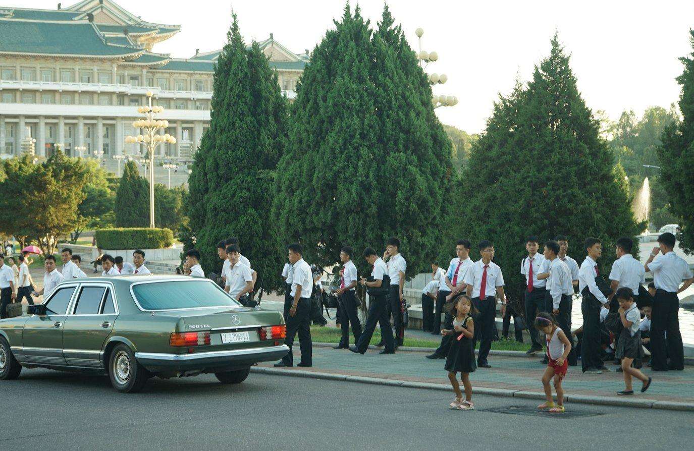 走进朝鲜，朝鲜豪车以德系为主，中国汽车被换标秒变“朝鲜国产”