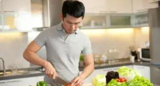 月薪8000男保姆,男保姆一年工资多少