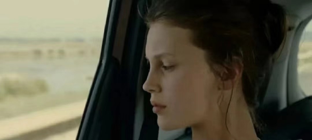 法国影片《花容月貌》以超现实的手法表达了什么？