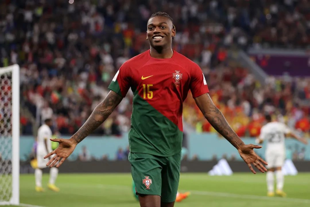 足球名画梅西c罗,c罗回应梅西晒球衣名画