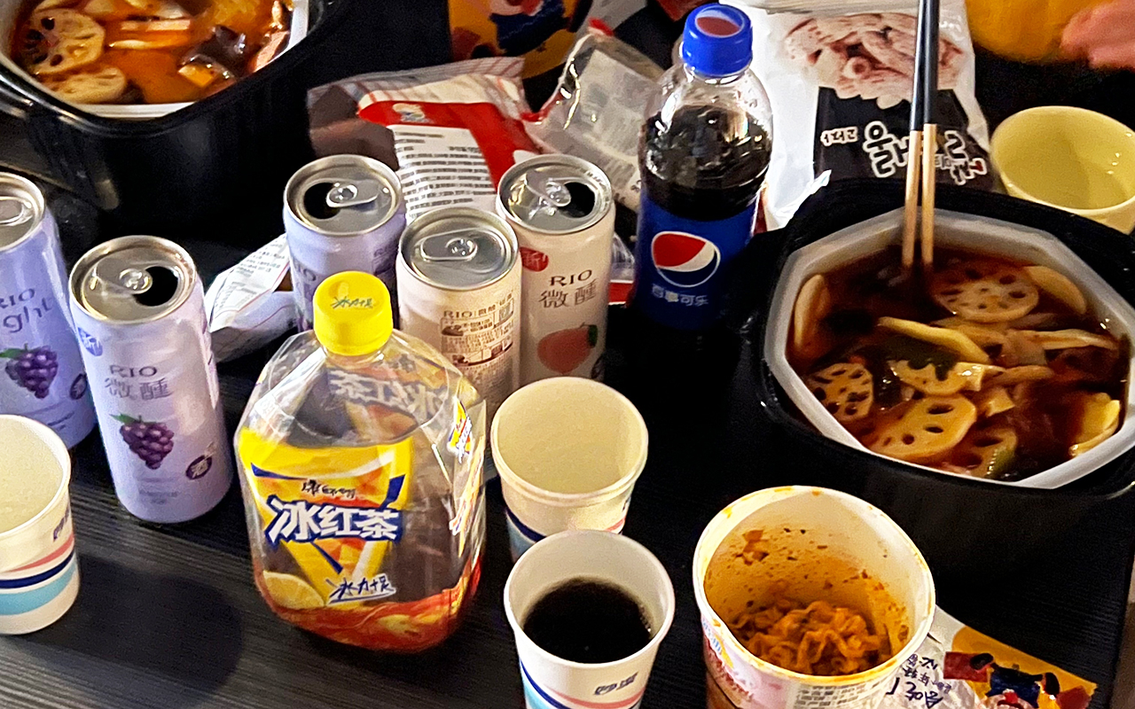 江西男子晒晚餐瞬间走红,男生深夜吃夜宵发朋友圈