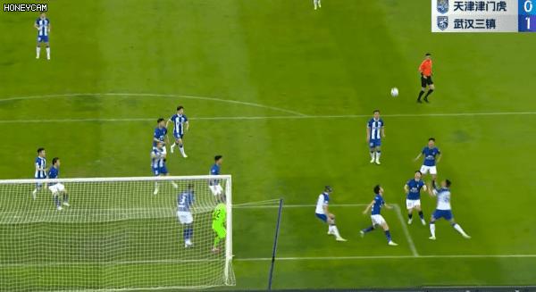在不专业的道路上中国足协最专业，中超天津战武汉20人同穿蓝球衣